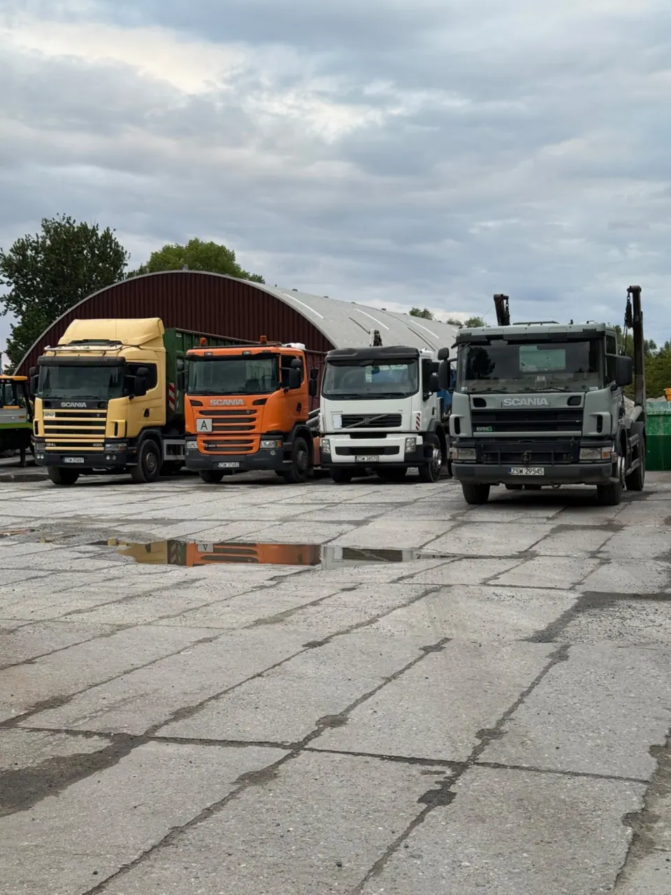 Samochody ciężarowe na placu