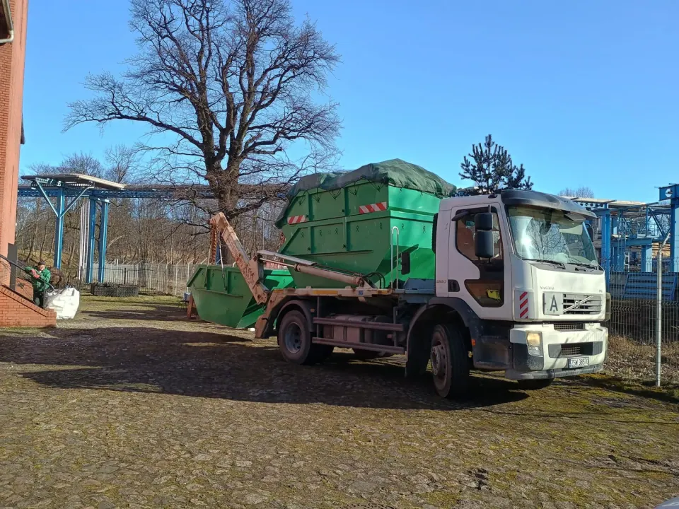Samochód ciężarowy z zielonym kontenerem