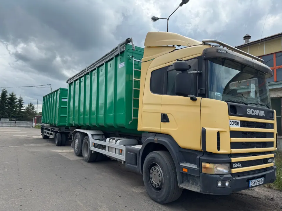 Samochód Scania z kontenerem na odpady