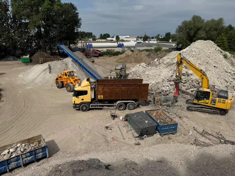 Załadunek gruzu i materiałów na placu